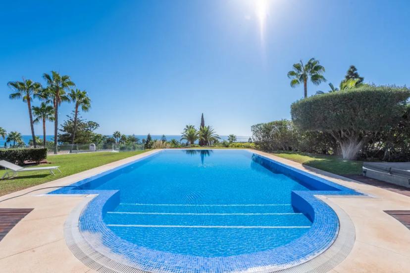 Villa de Lujo con Piscina, Jardines Tropicales y Vistas al Mar en Marbella Este image 2