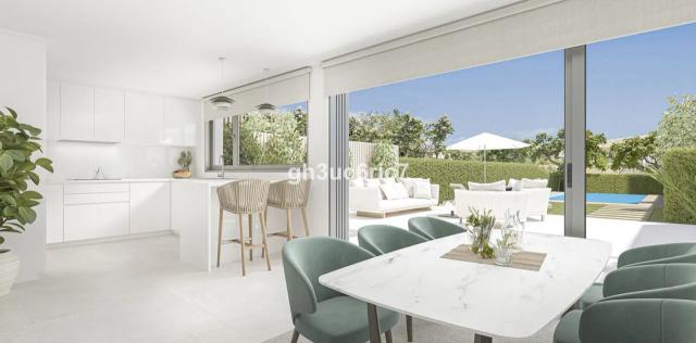 Imagen 4 de Promoción de 6 casas adosadas de lujo en La Cala de Mijas con vistas al mar, jardín privado, piscina y solarium con jacuzzi