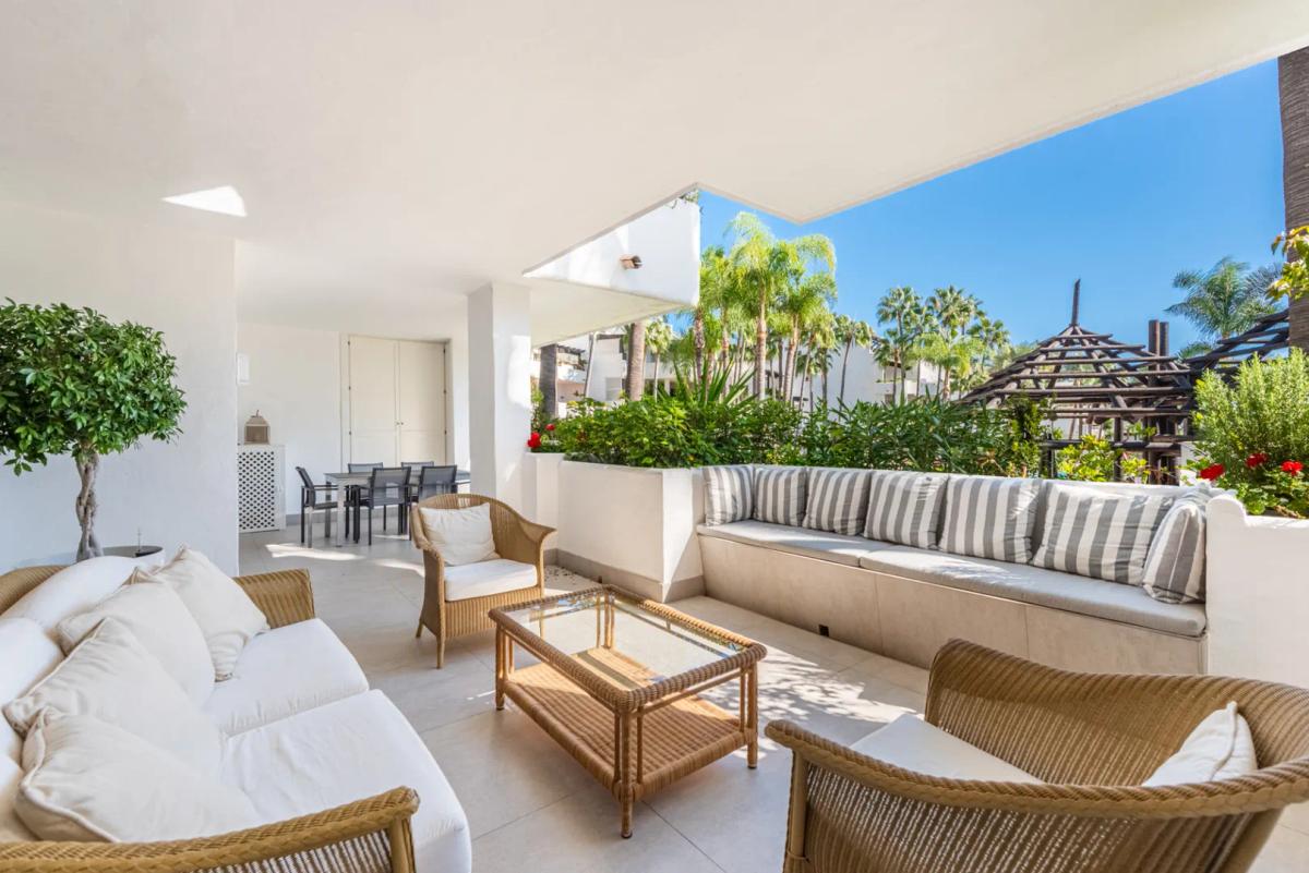 Imagen 1 de Exclusivo apartamento de planta baja en Marina de Puente Romano, Marbella 3 dormitorios, 2 baños y vistas al jardín