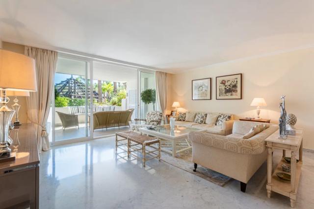 Imagen 2 de Exclusivo apartamento de planta baja en Marina de Puente Romano, Marbella 3 dormitorios, 2 baños y vistas al jardín