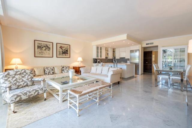 Imagen 4 de Exclusivo apartamento de planta baja en Marina de Puente Romano, Marbella 3 dormitorios, 2 baños y vistas al jardín