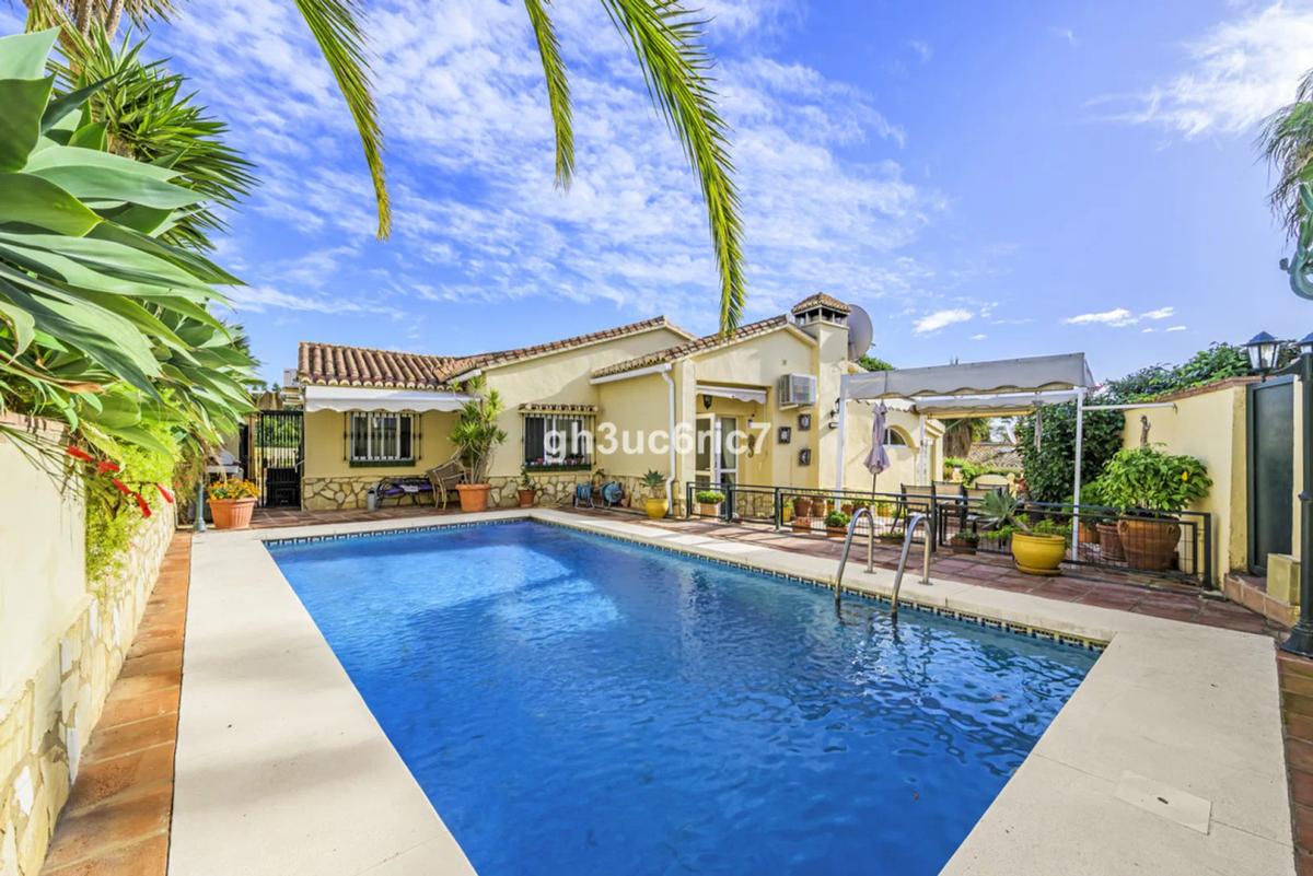 Imagen 1 de Villa renovada con piscina y garaje junto a El Chaparral Golf en Mijas Costa