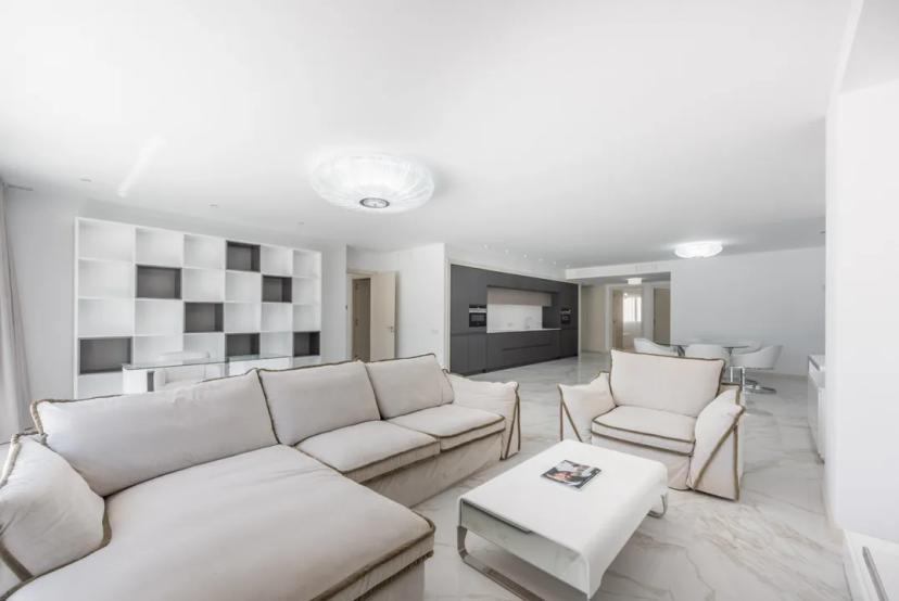 Renovated apartment near the beach in Gray D'Albion complex in Puerto Banús. image 1