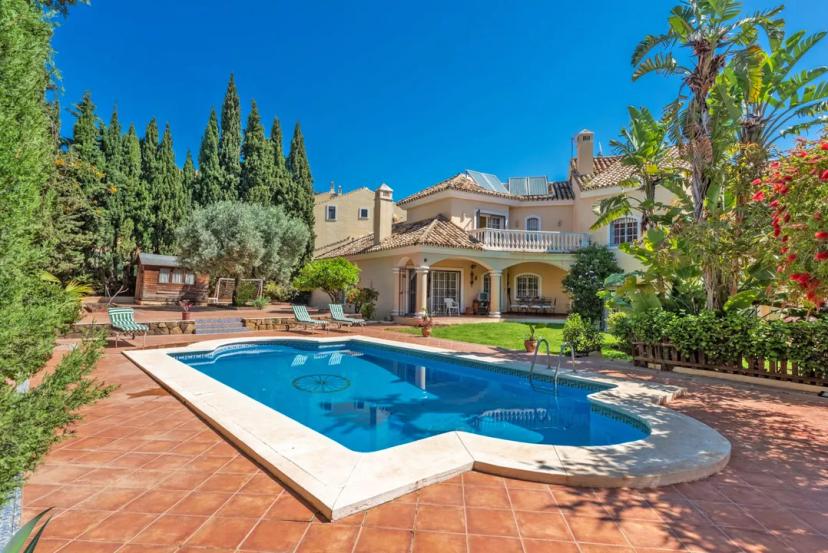 Villa en Xarblanca con amplio jardín y piscina image 0