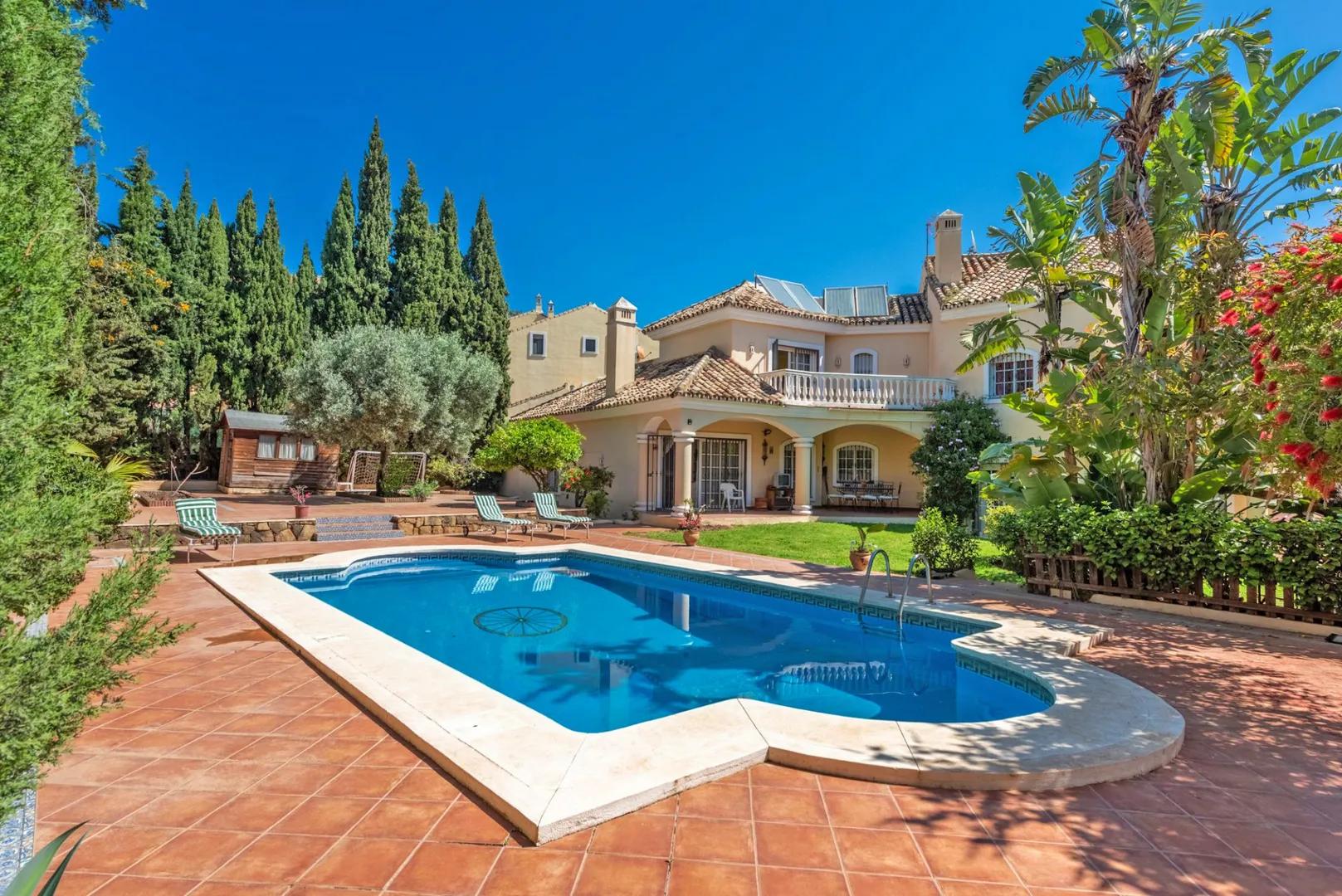 Villa en Xarblanca con amplio jardín y piscina