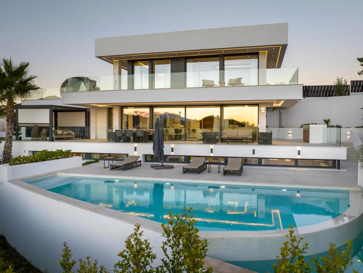 Imagen 1 de Villa moderna con piscina infinita y vistas panorámicas en Nueva Andalucía