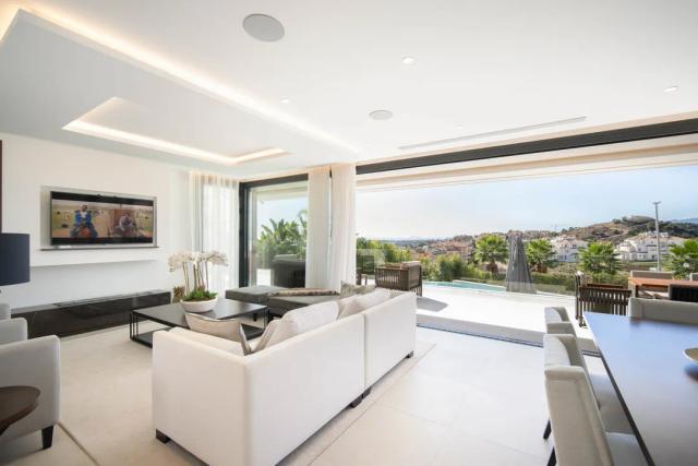 Imagen 2 de Villa moderna con piscina infinita y vistas panorámicas en Nueva Andalucía
