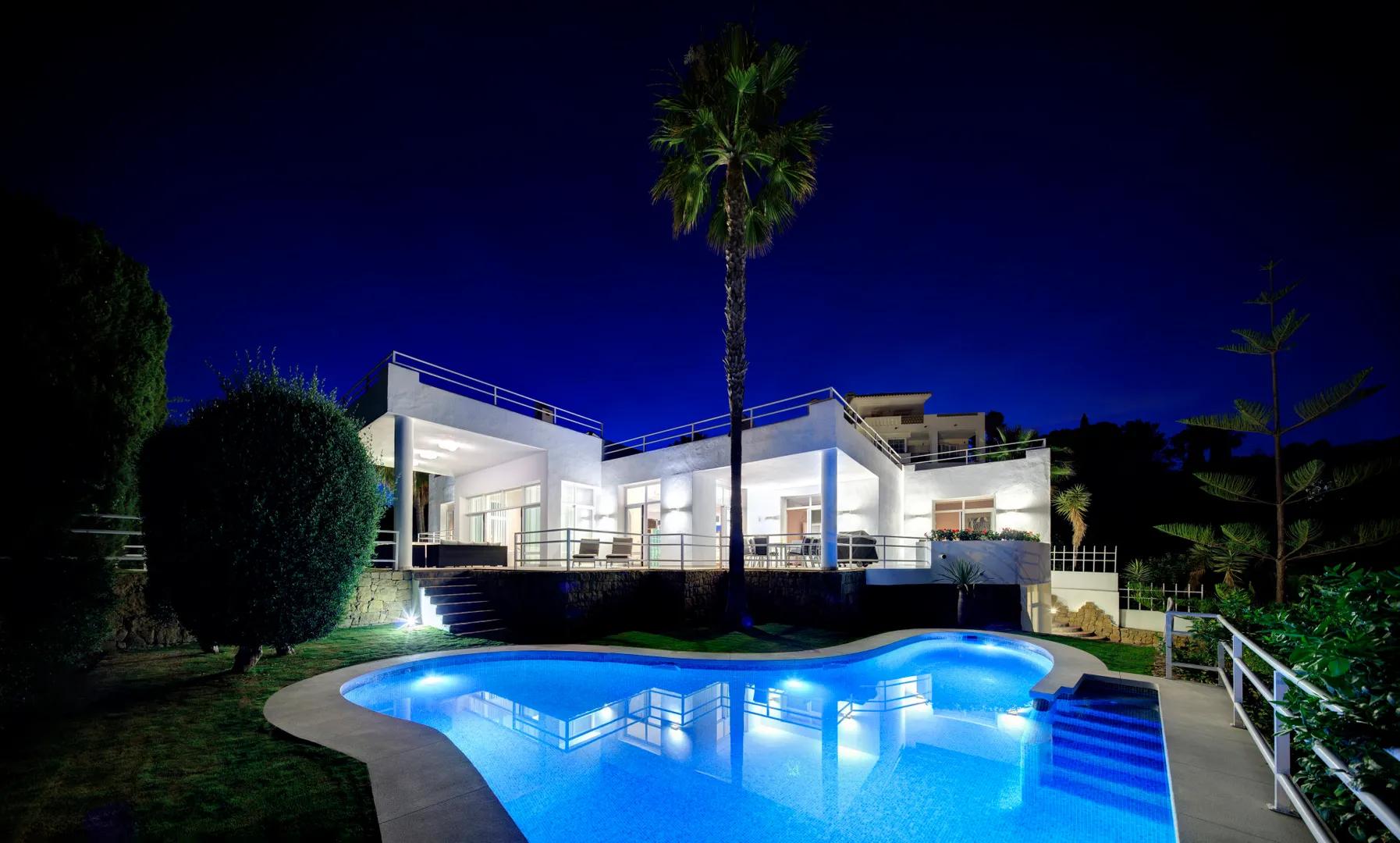 Villa Belle Vue: Arquitectura contemporánea con vistas panorámicas y lujo en Marbella