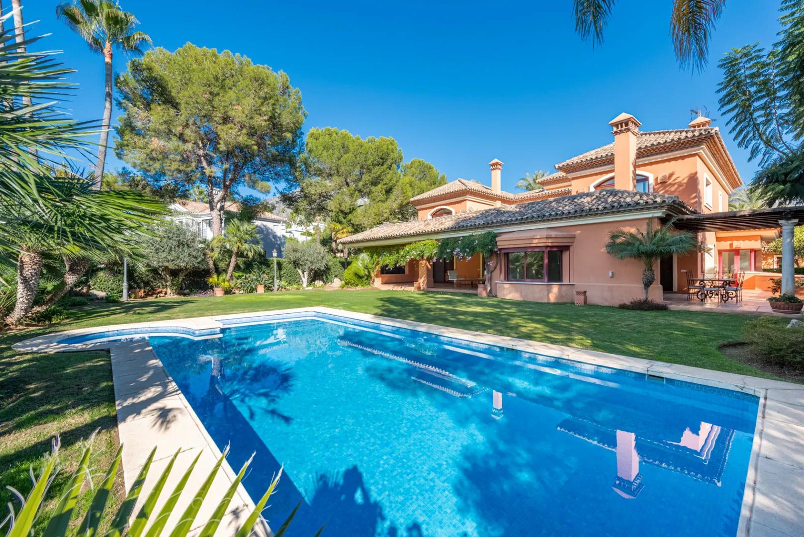 Villa andaluza en comunidad cerrada con jardines, piscina y seguridad