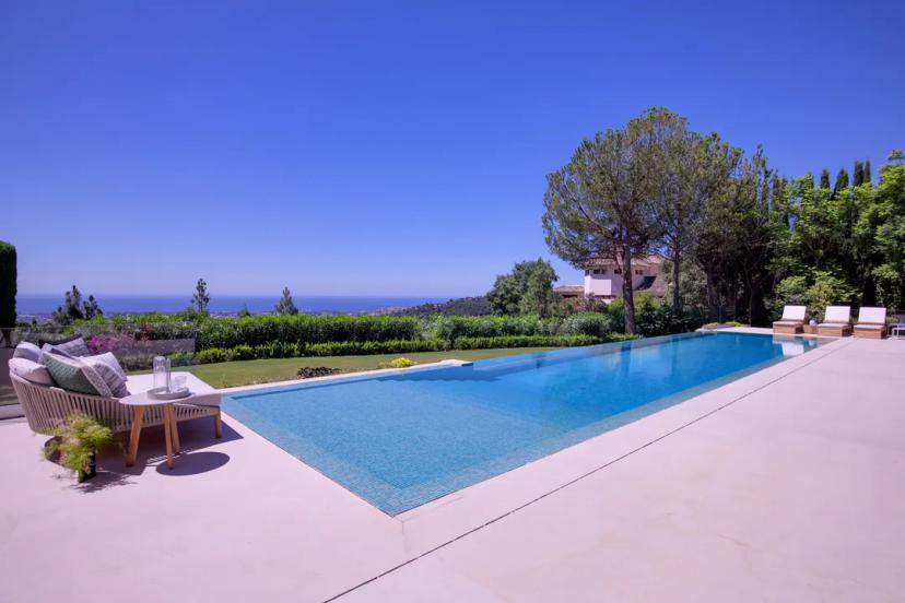 Villa reformada con vistas espectaculares en La Zagaleta image 2
