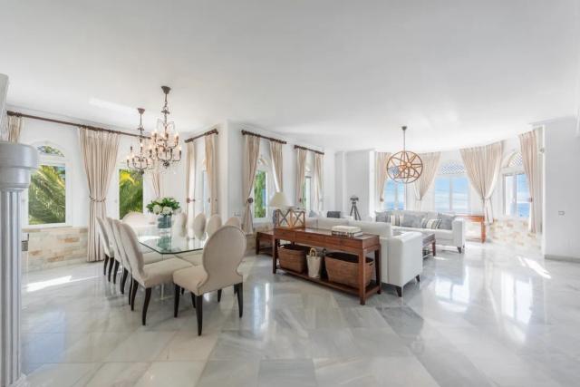 Imagen 2 de Duplex penthouse with panoramic views in Marbella Hill Club