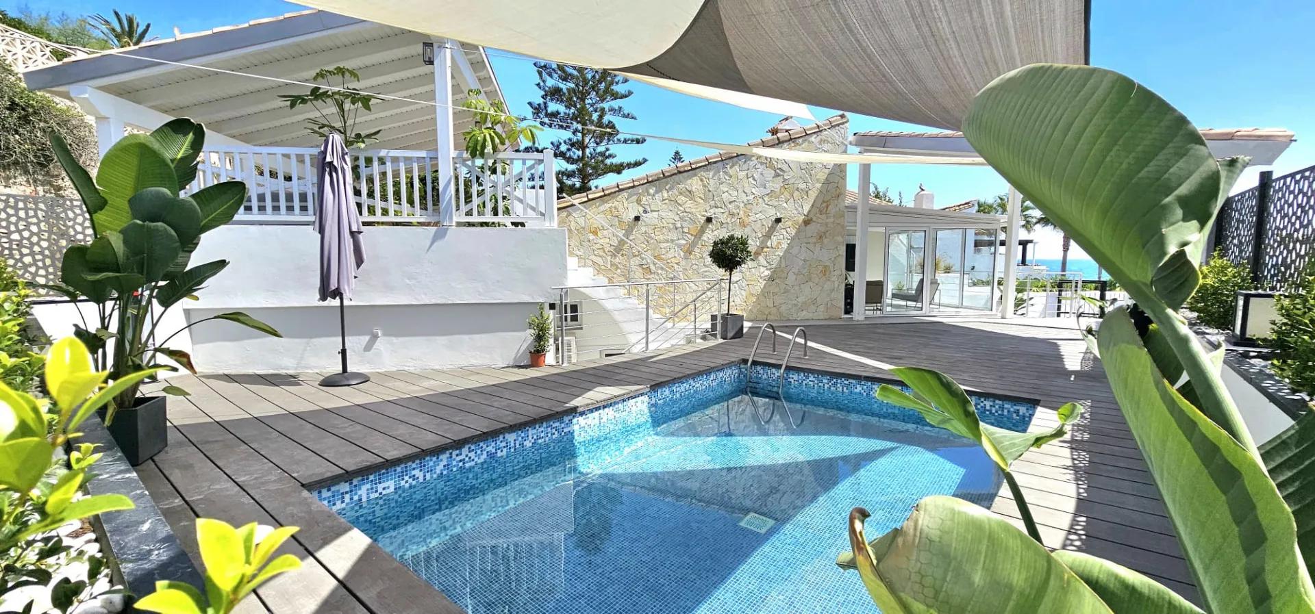 Villa reformada frente al mar con piscina privada