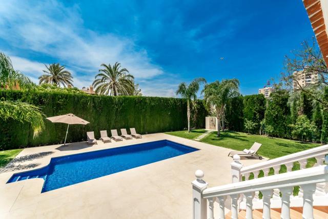 Imagen 3 de Villa familiar con amplio jardín y piscina