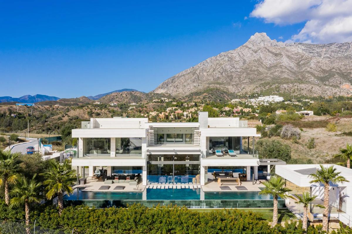 Imagen 1 de Villa moderna con vistas al mar y montaña