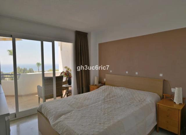 Imagen 4 de Apartamento de dos dormitorios con vistas panorámicas al mar en Calahonda