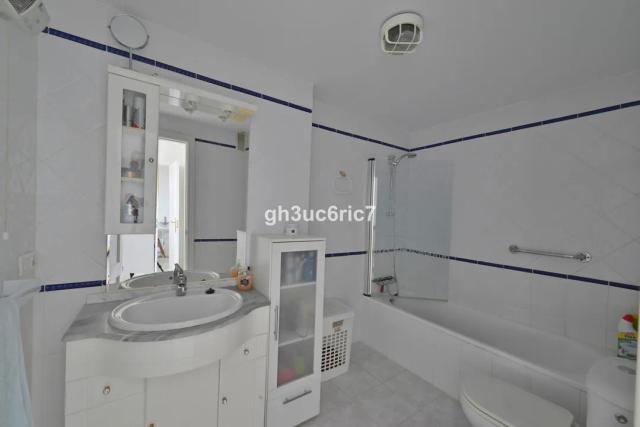 Imagen 5 de Apartamento de dos dormitorios con vistas panorámicas al mar en Calahonda