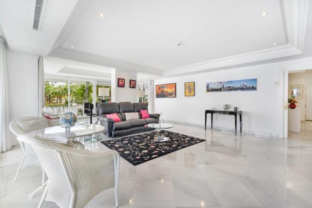 Imagen 2 de Apartamento exclusivo en Marbella con terraza y vistas al mar