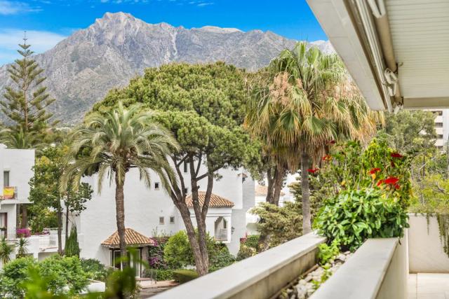 Imagen 4 de Apartamento exclusivo en Marbella con terraza y vistas al mar