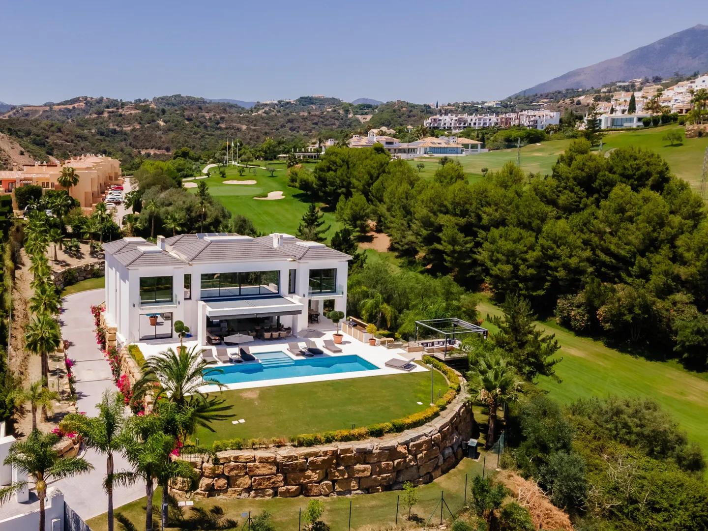 Luxury villa in Benahavís with panoramic views