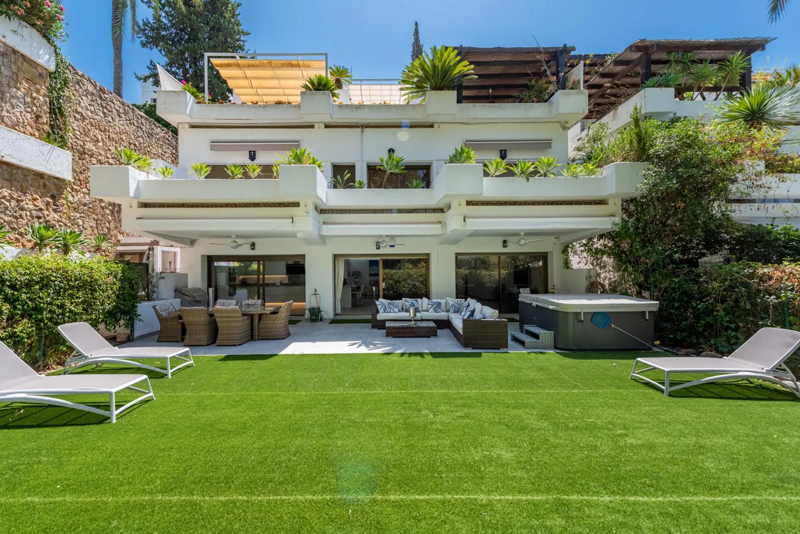 Spectacular duplex apartment with garden in Kings Hill, Marbella.