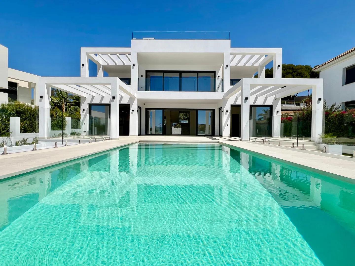 Villa contemporánea a 200 metros de la playa en Elviria