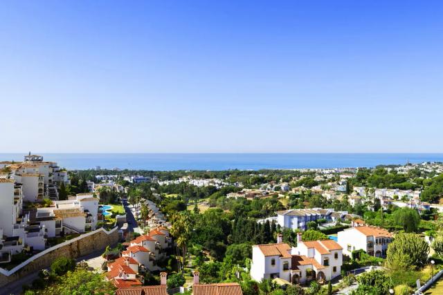 Imagen 2 de Encantador apartamento en Calahonda con vistas al mar