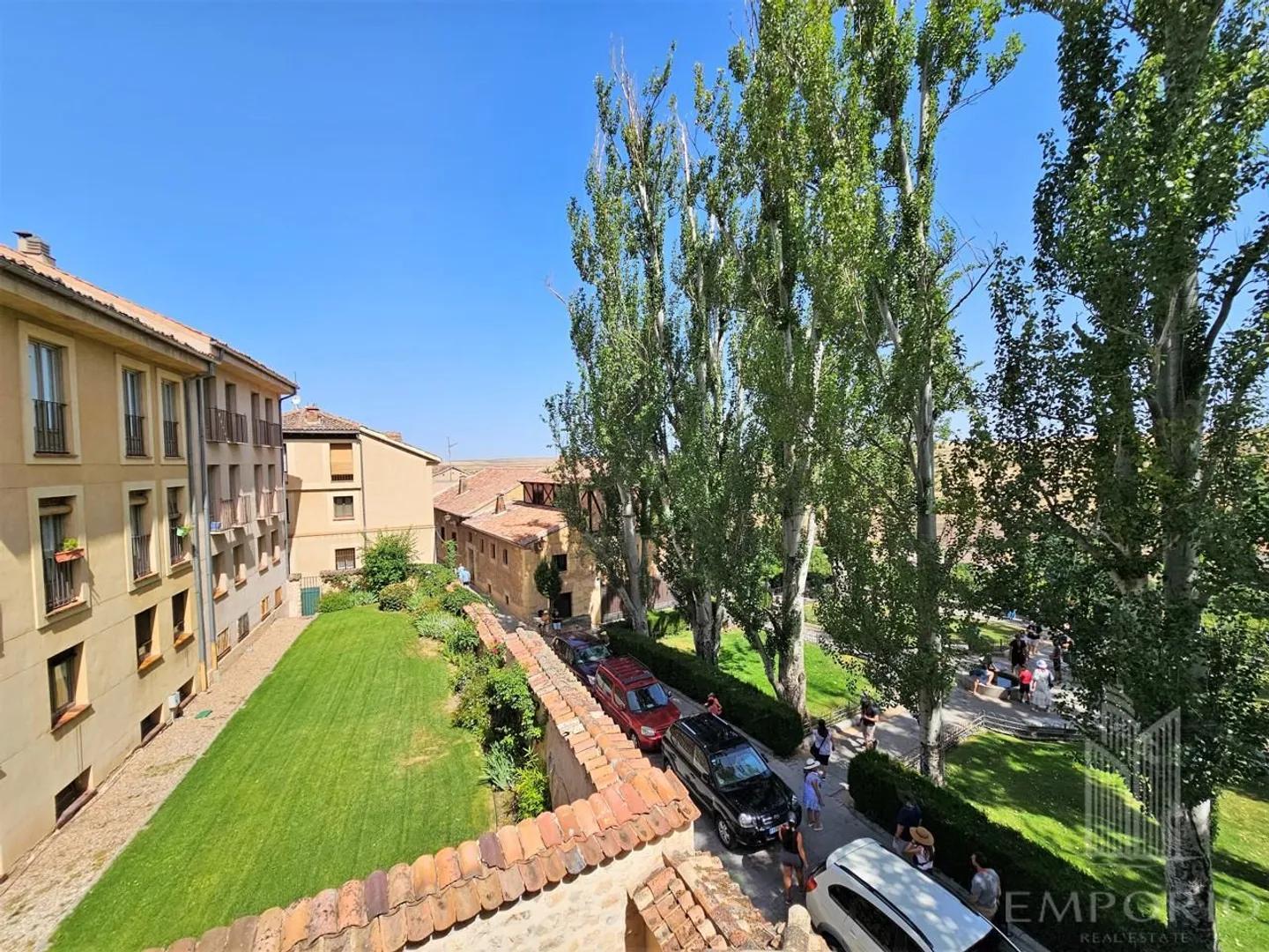 ¡Exclusivo piso en venta en el corazón de Segovia!