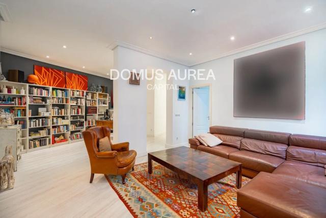 Imagen 3 de Spacious Renovated Apartment with Balconies in Trafalgar