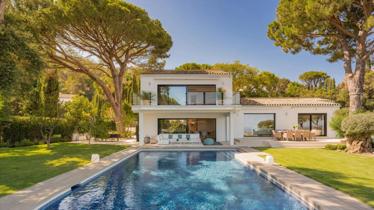 Imagen 1 de Modern Villa in El Madroñal: Elegance and Privacy with Views