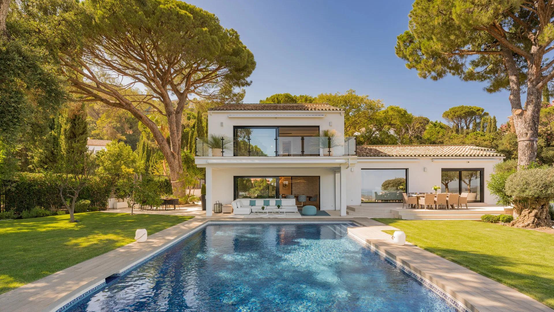 Modern Villa in El Madroñal: Elegance and Privacy with Views