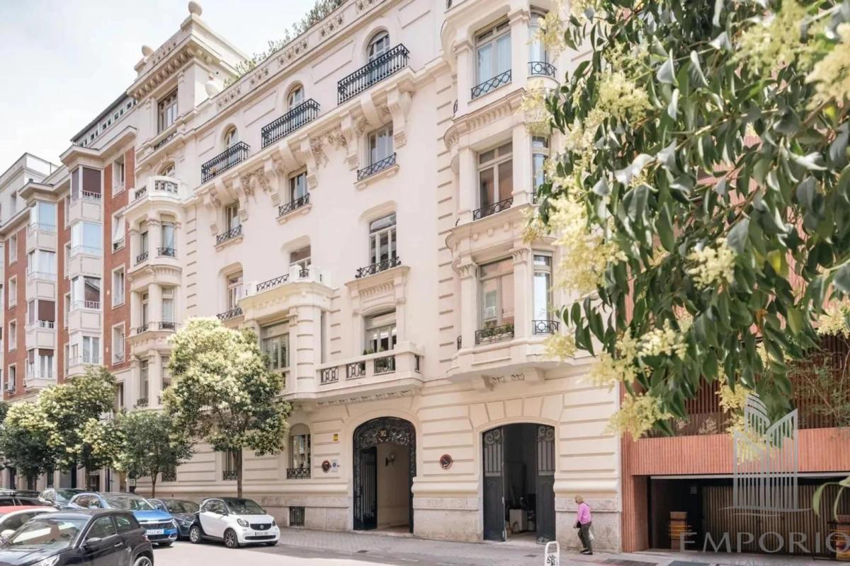 Imagen 1 de Renovated Apartment Brand New in an Iconic Building on Lagasca Street