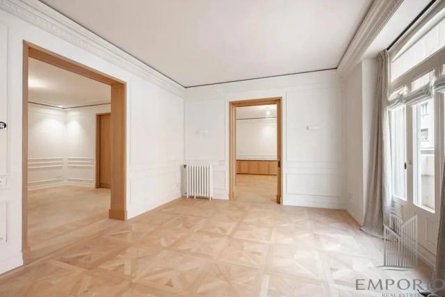 Imagen 4 de Renovated Apartment Brand New in an Iconic Building on Lagasca Street