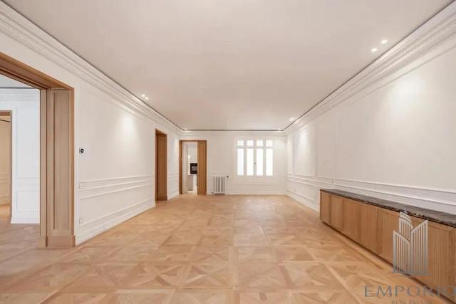 Imagen 5 de Renovated Apartment Brand New in an Iconic Building on Lagasca Street