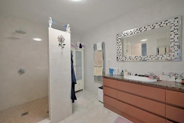 Imagen 5 de Exclusive townhouse in Calahonda with garden and private spa