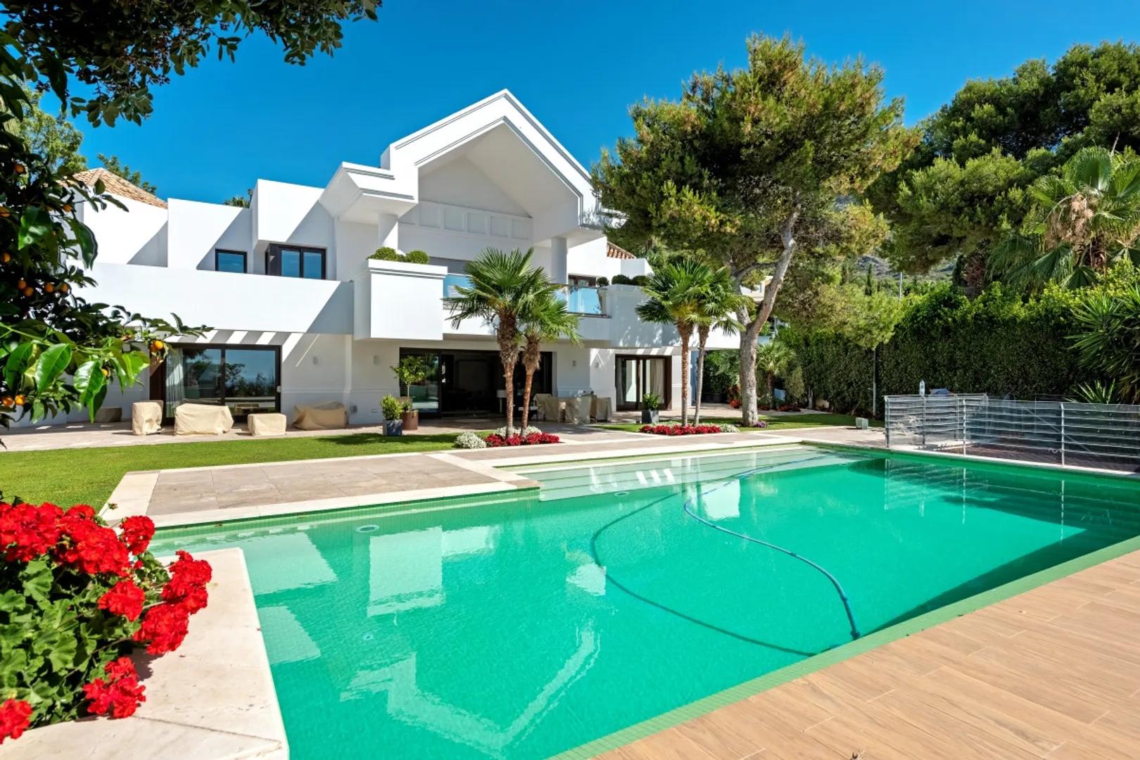 Villa de Lujo en Sierra Blanca con Vistas al Mar