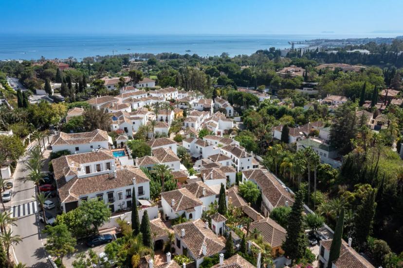 Corner Townhouse in Andalusian Complex near Puente Romano image 0