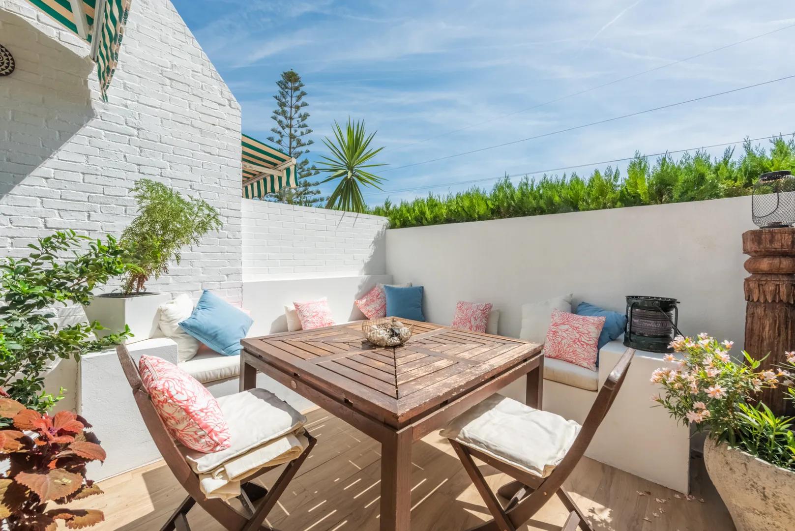 Moderno Apartamento de 2 Dormitorios en Milla de Oro, Marbella