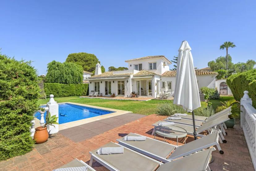 Independent Villa in Calahonda with Private Pool and Access to Amenities image 0