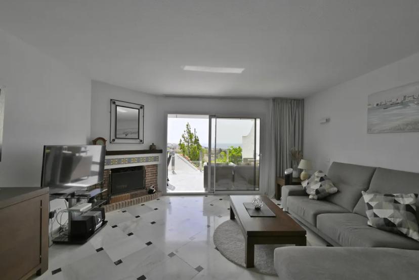 Townhouse with Sea Views and Guest Apartment in Calahonda image 1