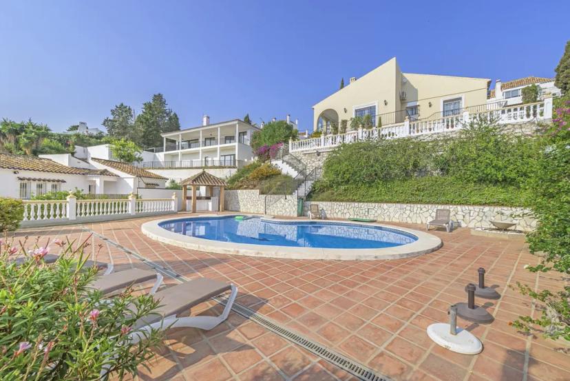 Charming One-Story Villa in Mijas Golf with Garden and Pool image 0