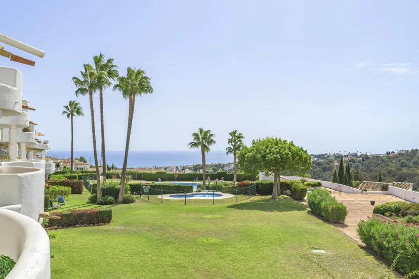 Elegant Renovated Apartment with Spacious Terraces and Sea Views in Calahonda image 1