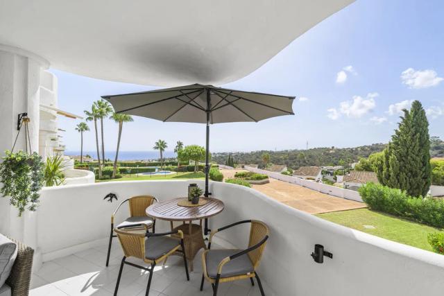 Imagen 3 de Elegant Renovated Apartment with Spacious Terraces and Sea Views in Calahonda