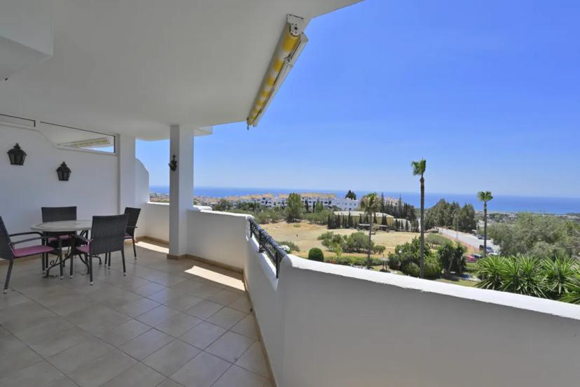 Spacious 2-Bedroom Apartment with Sea Views in Calahonda image 0