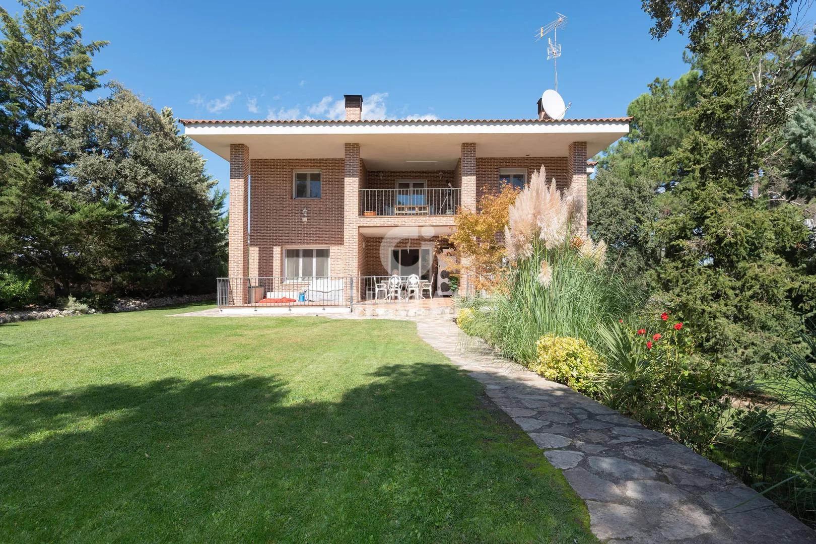 Chalet Exclusivo en Ciudalcampo con Vistas a la Sierra