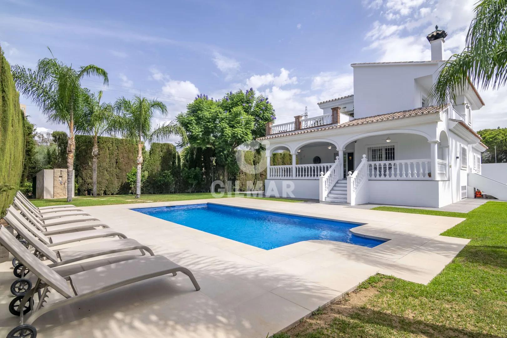 Chalet de Lujo en Nueva Andalucía con Jardín y Piscina