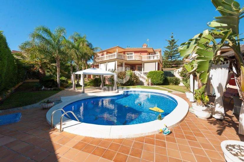 Luxury villa in Playamar 350m from the sea image 1