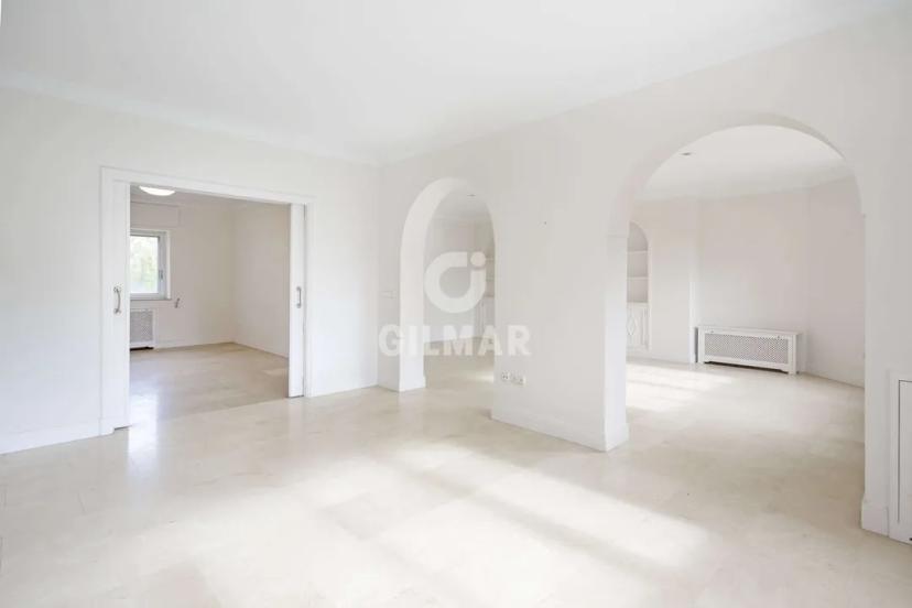 Exclusive 430 m² Floor in Jerez with Garage and Services image 2