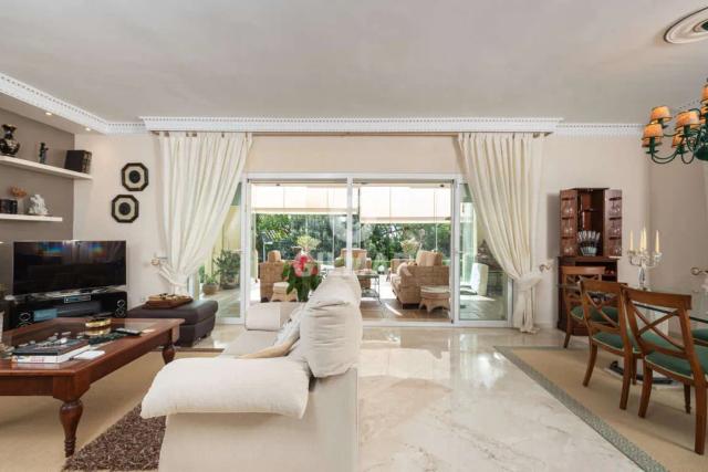 Imagen 2 de Classic Villa with Garden and Pool in El Rosario, Marbella