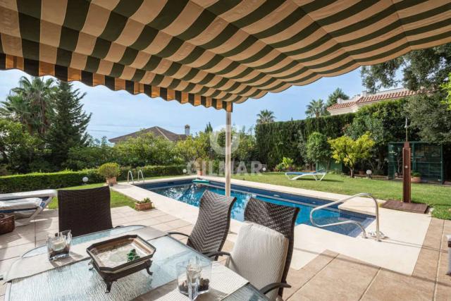 Imagen 5 de Classic Villa with Garden and Pool in El Rosario, Marbella