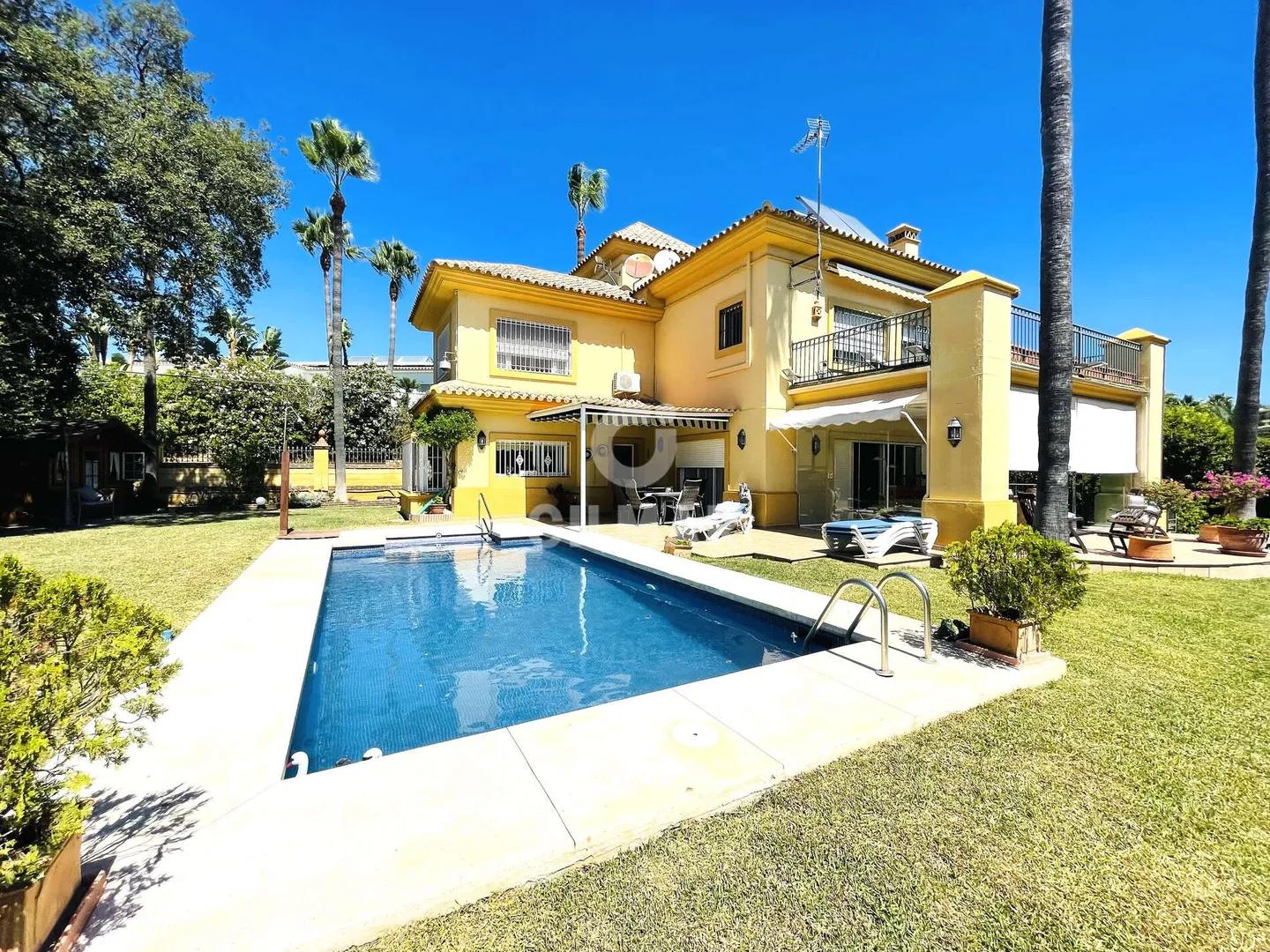 Classic Villa with Garden and Pool in El Rosario, Marbella